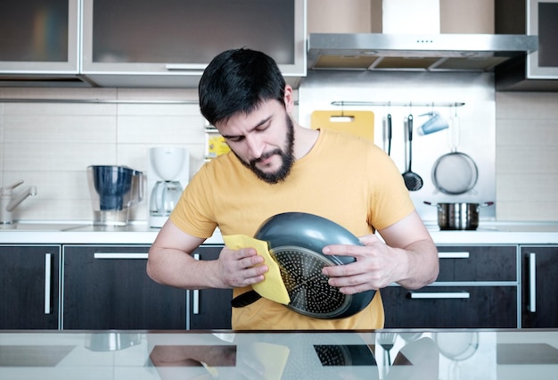 Hombre barbudo en la cocina