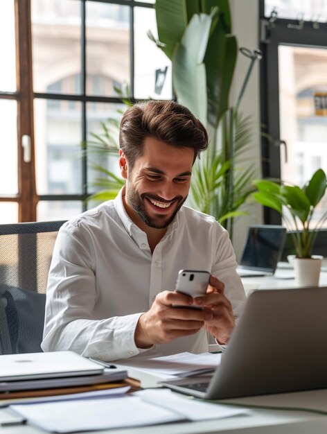 Foto hombre barbudo comprobando su horario del día en su teléfono móvil