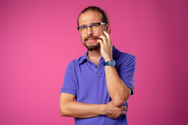 Hombre barbudo confundido en camisa