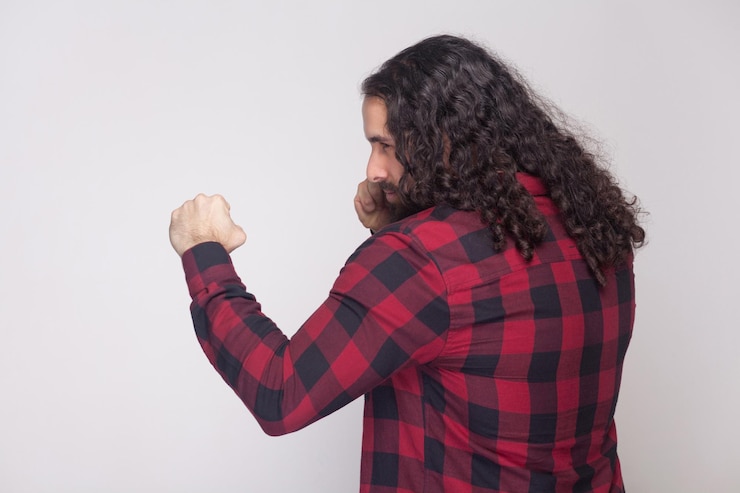 Foto hombre barbudo emocional sobre fondo gris