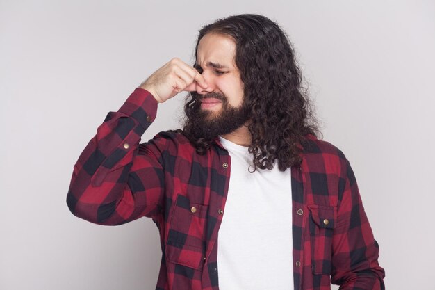 Hombre barbudo emocional sobre fondo gris