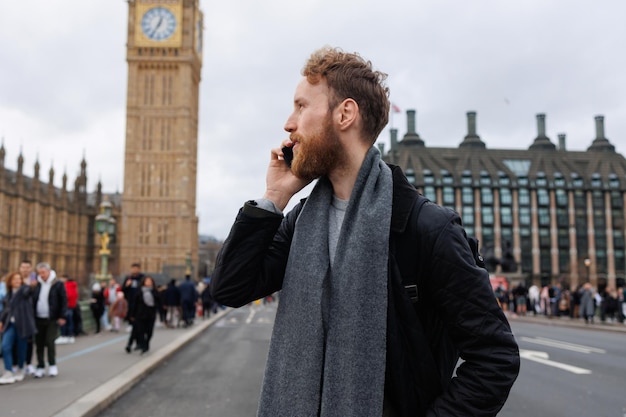 El hombre barbudo está hablando por teléfono