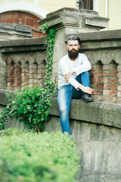 Hombre barbudo con estilo al aire libre