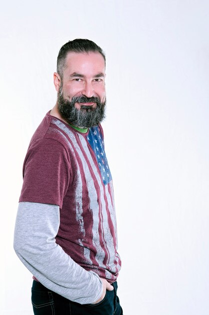 Hombre barbudo estilo hipster americano preparado para el 4 de julio, día de la independencia americana