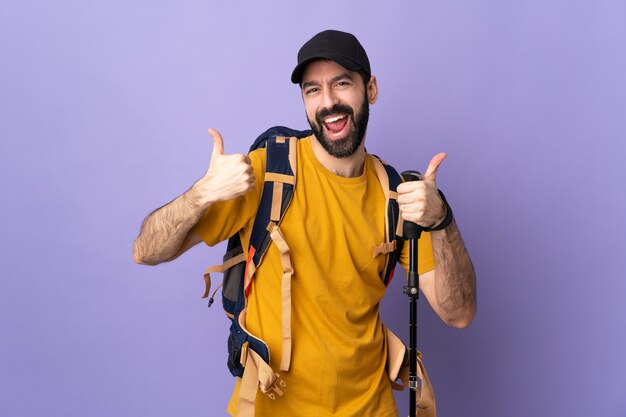 Hombre barbudo expresivo posando