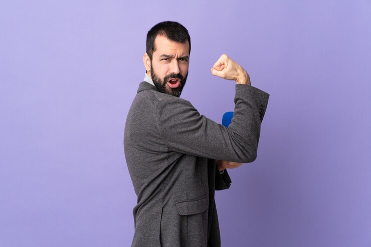 Foto hombre barbudo expresivo posando