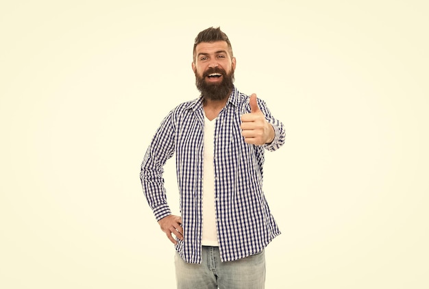 Hombre barbudo feliz con camisa a cuadros casual muestra el pulgar hacia arriba aislado en la felicidad blanca