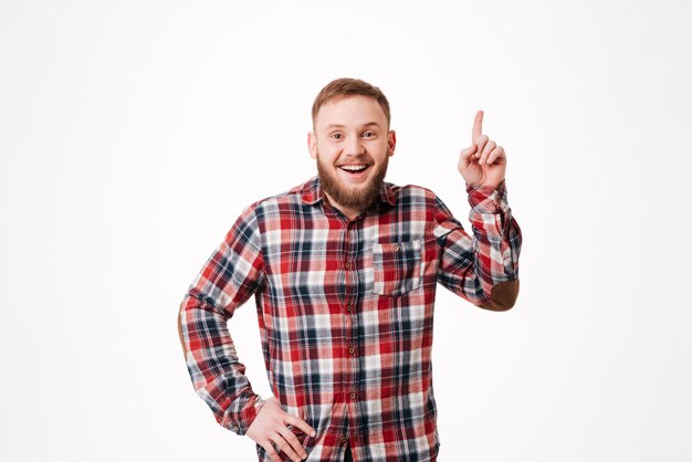 Hombre barbudo feliz en camisa