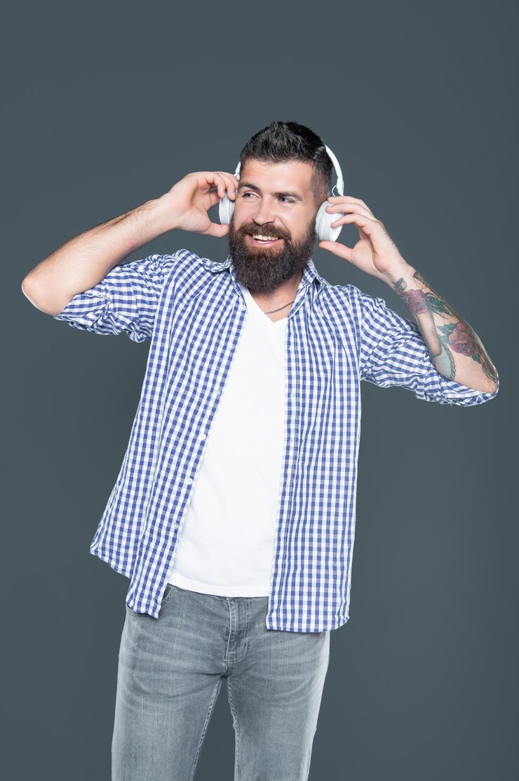 Foto hombre barbudo feliz escucha música en auriculares