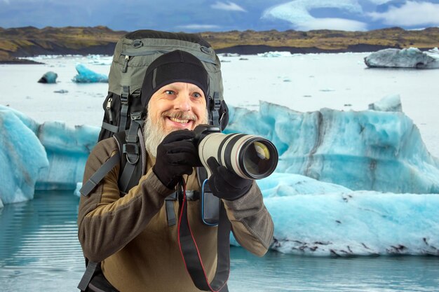 hombre barbudo fotógrafo turístico con una mochila fotografías la belleza de la naturaleza