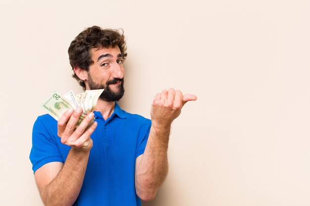 Hombre barbudo fresco joven con billetes de dólar