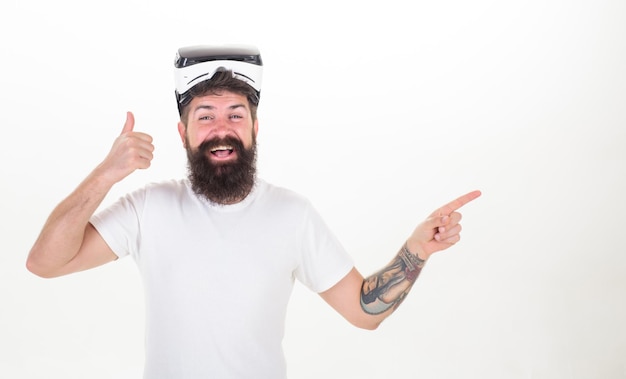 Hombre barbudo con gafas de realidad virtual en el estudio Retrato de un hombre asombrado usando un casco de realidad virtual aislado sobre fondo blanco