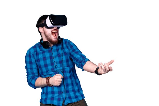 Hombre barbudo con gafas de realidad virtual jugando emocionalmente a tiradores en VR aislado sobre fondo blanco.