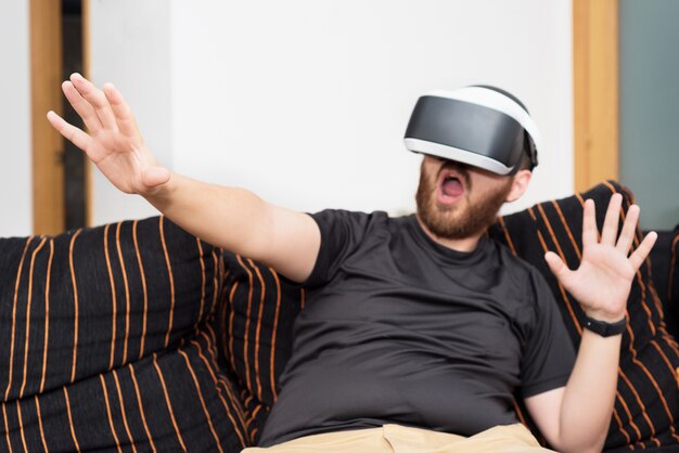 Hombre barbudo con gafas de realidad virtual