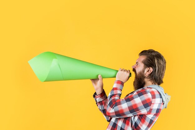 Hombre barbudo grita en megáfono hombre con altavoz de papel anuncios de libertad de expresión para todos Promoción y expansión de información para masas concepto de medios masivos hacer que la voz sea más fuerte