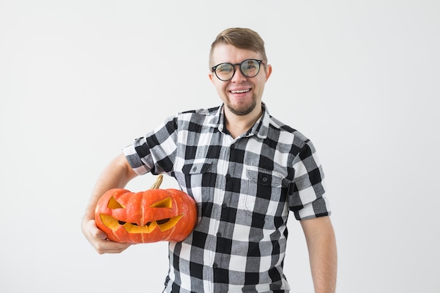 Foto hombre barbudo guapo divertido con calabaza de halloween tallada