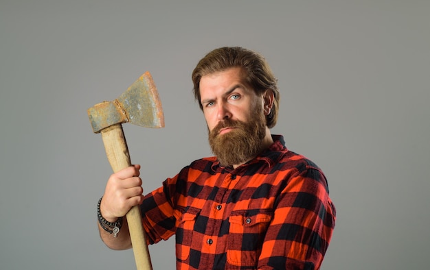 Hombre barbudo con hacha vieja leñador barbudo cerca retrato de hombre con hacha leñador canadiense