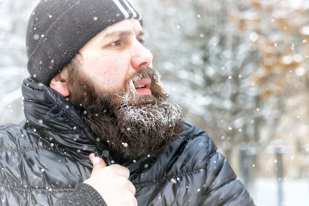 Hombre barbudo hielo nieve invierno