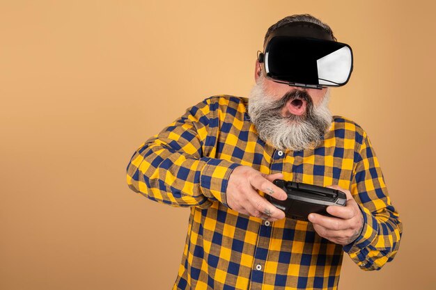 El hombre barbudo hipster usa una pantalla montada en la cabeza, juegos, emoción, sorpresa.