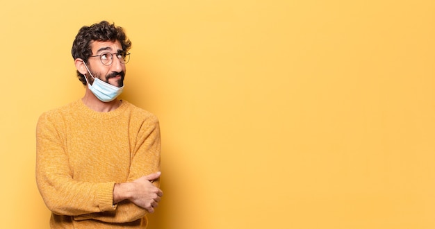 Hombre barbudo joven que expresa con un espacio de copia .. concepto de protección del covid