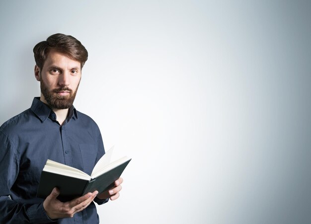 Hombre barbudo con libro