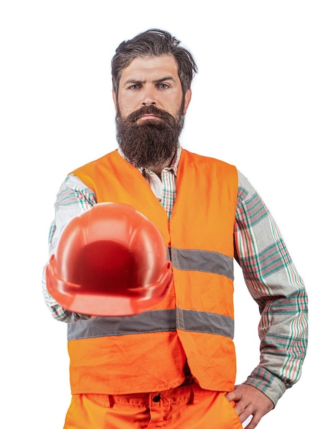 Hombre barbudo lleva casco aislado en fondo blanco Profesión de desarrollo de construcción