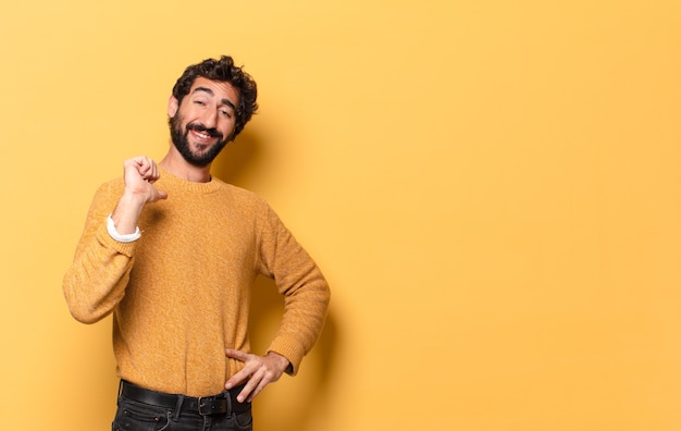 Foto hombre barbudo loco joven que expresa con un espacio de la copia.