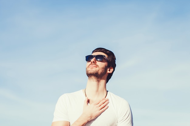 Hombre barbudo modelo en gafas de sol