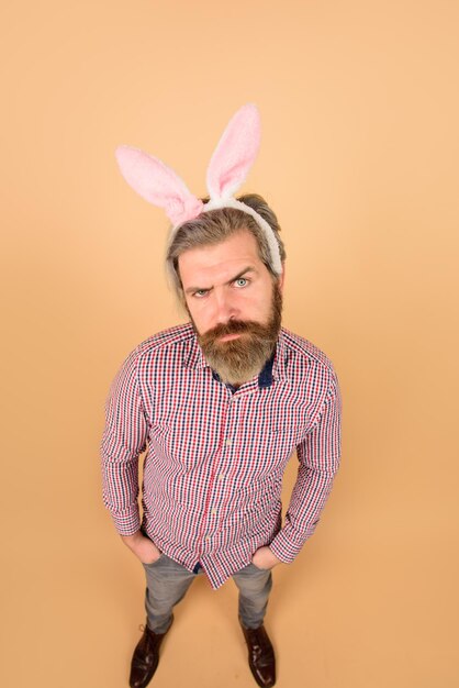 Hombre barbudo con orejas de conejo feliz pascua día de pascua huevo de pascua conejito de pascua caza de huevos disfraz de conejito