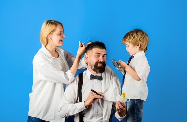 Hombre barbudo en peluquería peluquería y peluquero concepto día de la familia día del padre estilista personal