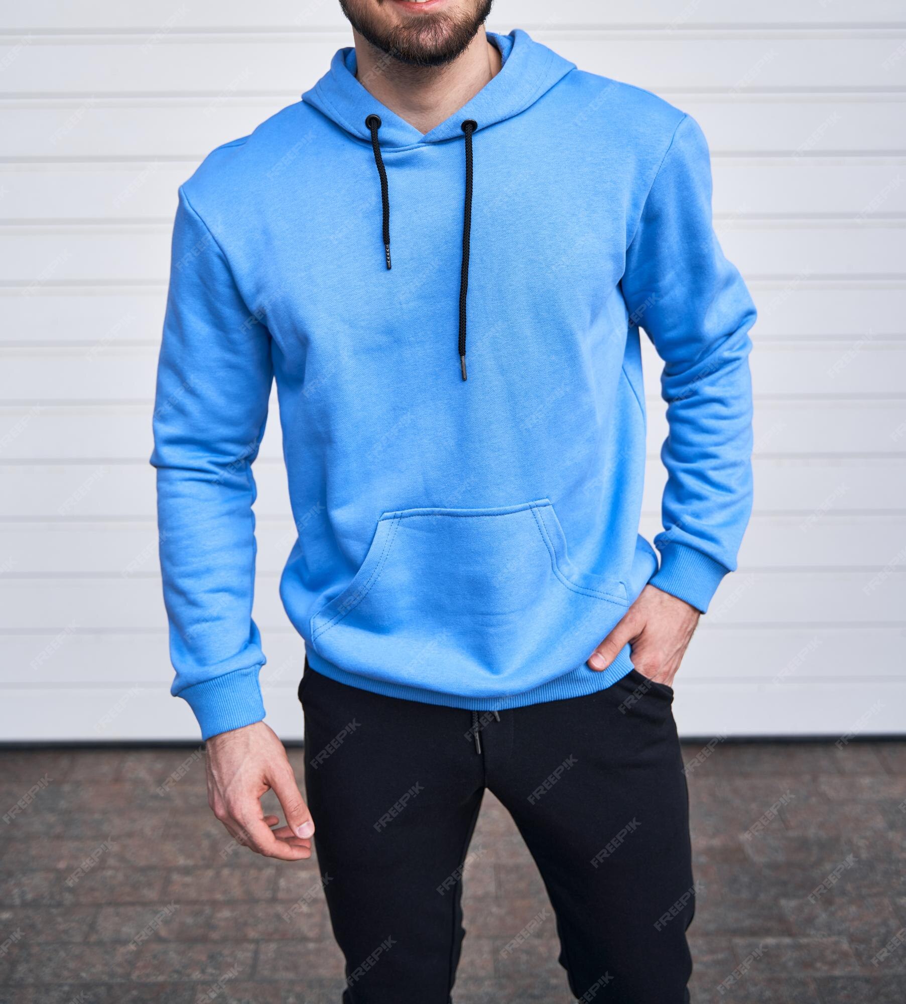 Hombre barbudo de pie con capucha azul sudadera azul claro sin logotipo maqueta de diseño | Foto