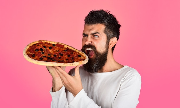 Hombre barbudo con pizza hombre feliz comiendo pizza concepto de entrega de pizza comida rápida comida italiana deliciosa