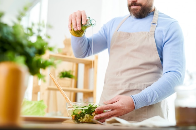 Hombre Barbudo Preparando Ensalada Vegetal