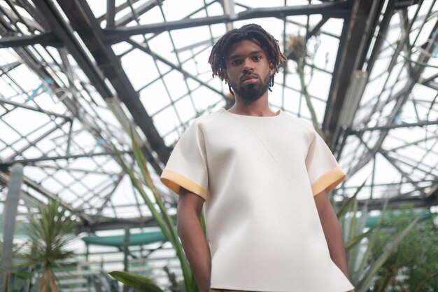 Hombre barbudo con rastas con camiseta blanca