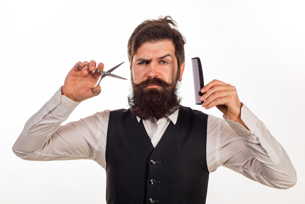 Hombre barbudo, retrato de hombre con barba larga y bigote. Tijeras de peluquero y peine para peluquería. Barbería vintage, afeitado.