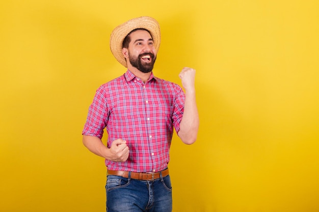 Hombre barbudo con ropa típica para la fiesta Junina Celebrando la alegría y la euforia de la victoria Por la Fiesta de Arraia