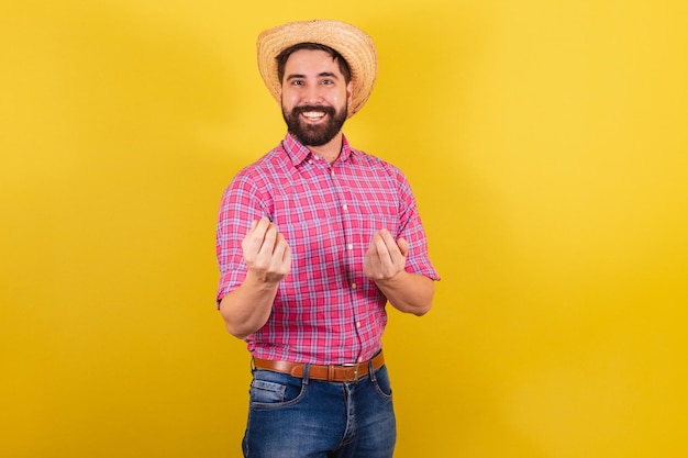 Hombre barbudo con ropa típica de fiesta Junina Llamando con las manos ven aquí invitando a la fiesta de Arraia