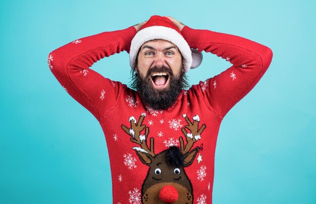 El hombre barbudo de santa claus desea feliz año nuevo y felices fiestas de navidad listo para celebrar la fiesta de invierno con diversión y alegría llena de regalos y regalos de navidad emociones humanas