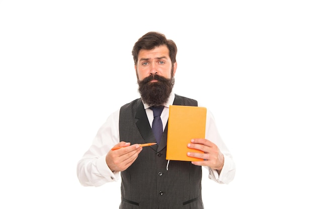Un hombre barbudo serio escribe un bolígrafo en un libro escolar aislado en blanco información sobre educación