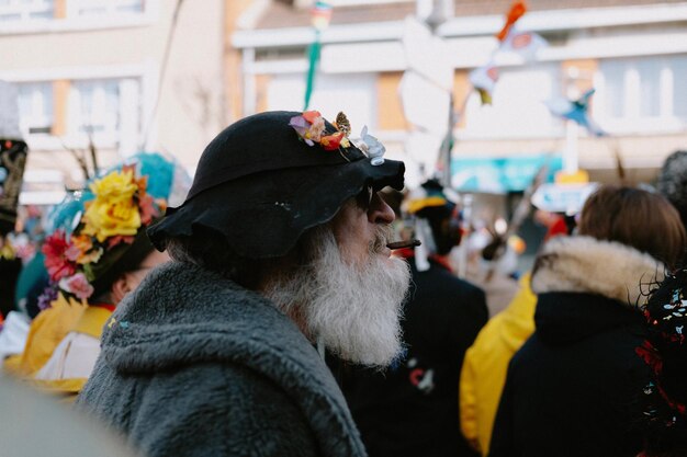 Foto un hombre barbudo con un sombrero negro