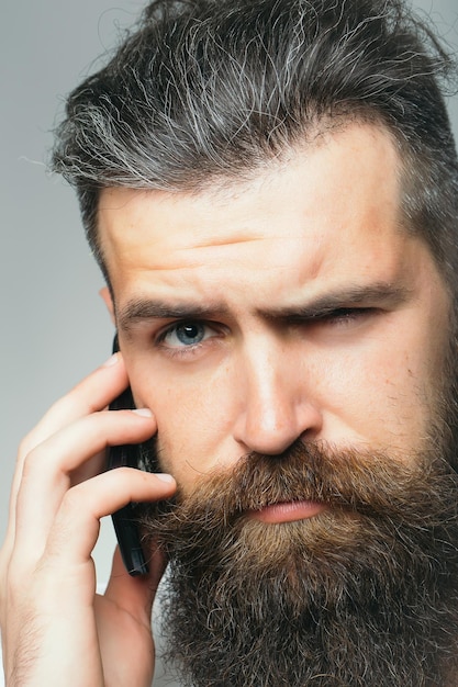 Hombre barbudo con teléfono móvil