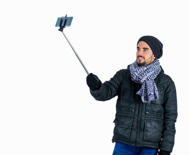 Hombre barbudo tomando un selfie