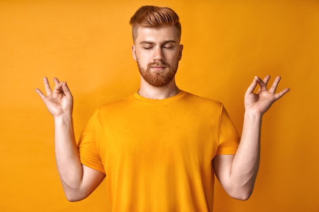 Hombre barbudo tranquilo relajante meditando sin alivio sin estrés en el concepto de trabajo