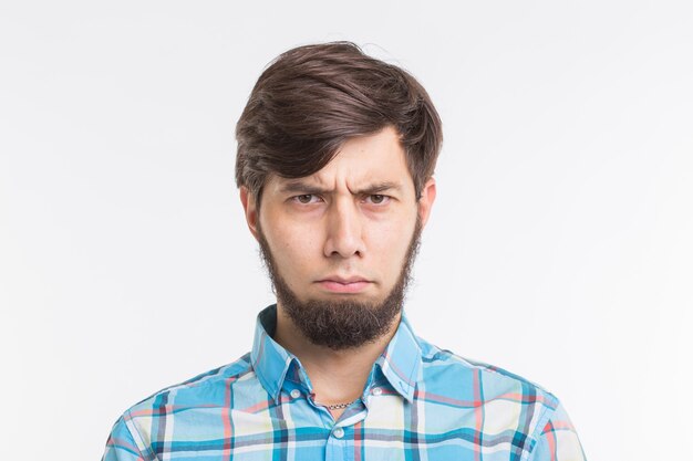 Hombre barbudo triste o enojado sobre fondo blanco