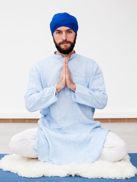 Foto hombre barbudo en turbante