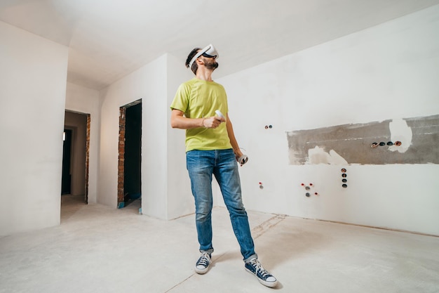 Hombre barbudo usando gafas de realidad virtual antes de comenzar las renovaciones en su casa