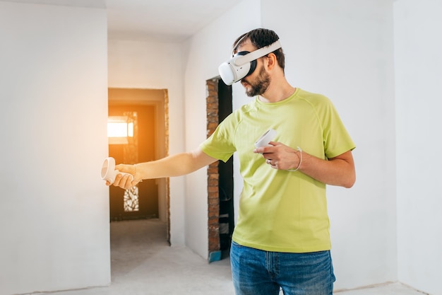 Hombre barbudo usando gafas de realidad virtual antes de comenzar las renovaciones en su casa