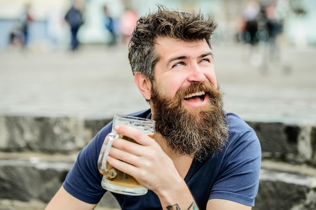 Hombre barbudo con vaso de cerveza al aire libre Hipster maduro con pelo de barba bebiendo cerveza fin de semana relajarse brutal hombre necesita refresco beber cerveza alcohólica bebida Saludos
