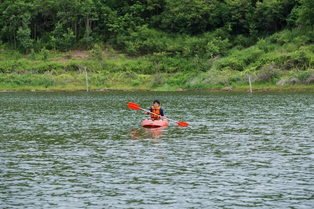 Hombre en barco en el río