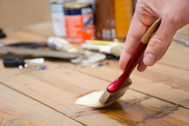 Hombre barnizando una madera